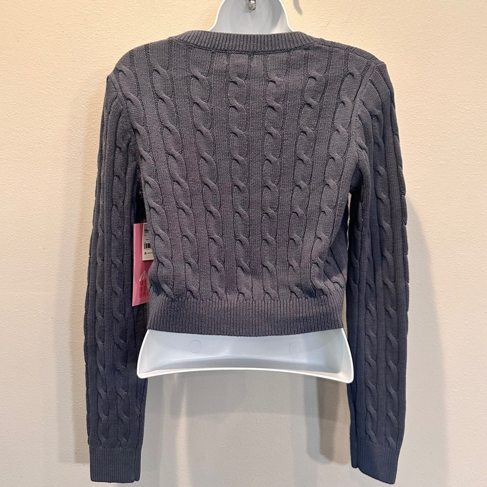 Mills‎ by Millie Bobby Brown Blue Gray Crop Cable Knit Sweater Womens Size M NWT - Picture 2 of 9